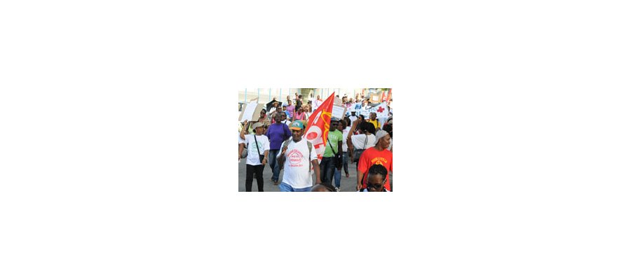 Image:1/3 des Marie-Galantais dans la rue : Marie-Galante Doubout !